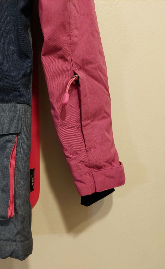 Kaksivärinen hiihtotakki hupulla