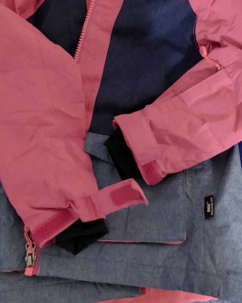 Kaksivärinen hiihtotakki hupulla