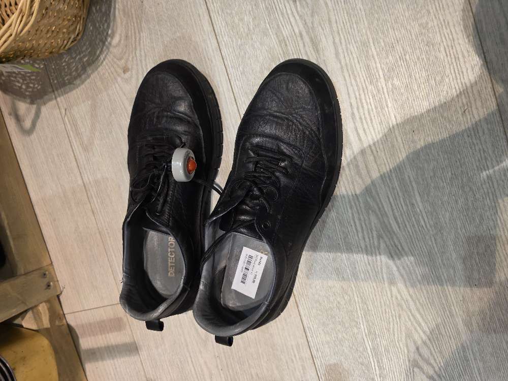 Black shoes Detector 43