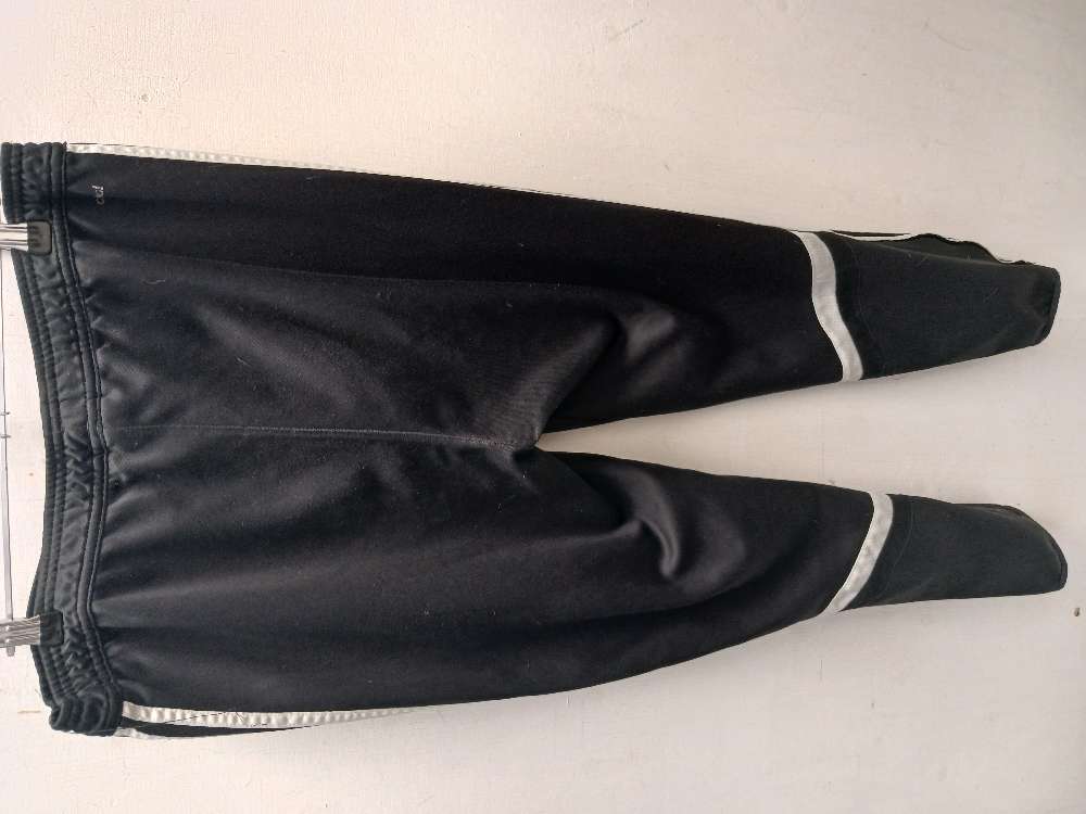 Adidas mustat verkkarit L