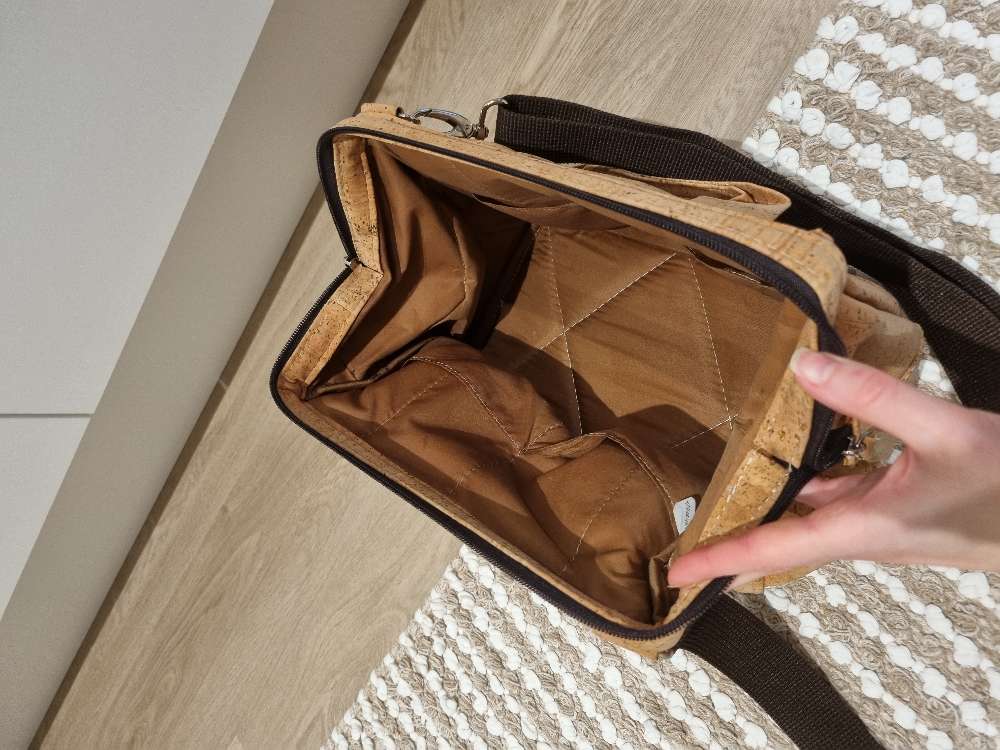 Korkkipintainen ruskea käsilaukku