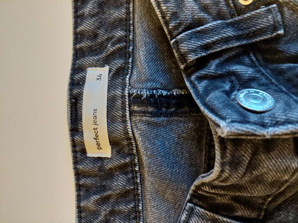 Gina tricot gallabuxur perfect jeans 34