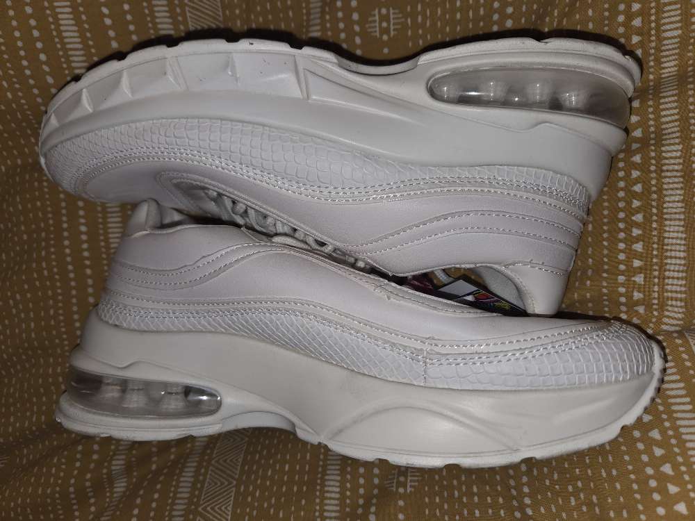 Fashion Nove hvítir st.39