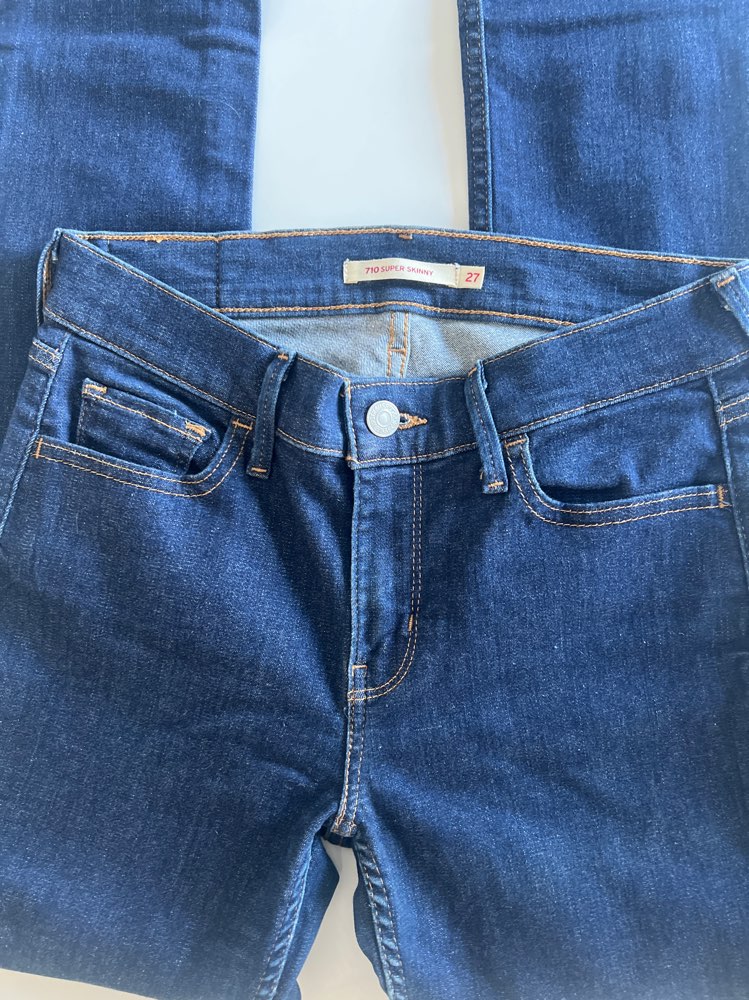 Levis 710 blue jeans size 27/32