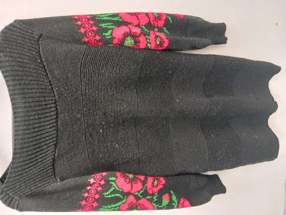 Musta neulemekko kukkakuvio