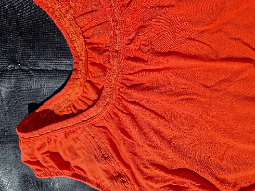 Søt topp i skarp lakseførende farge