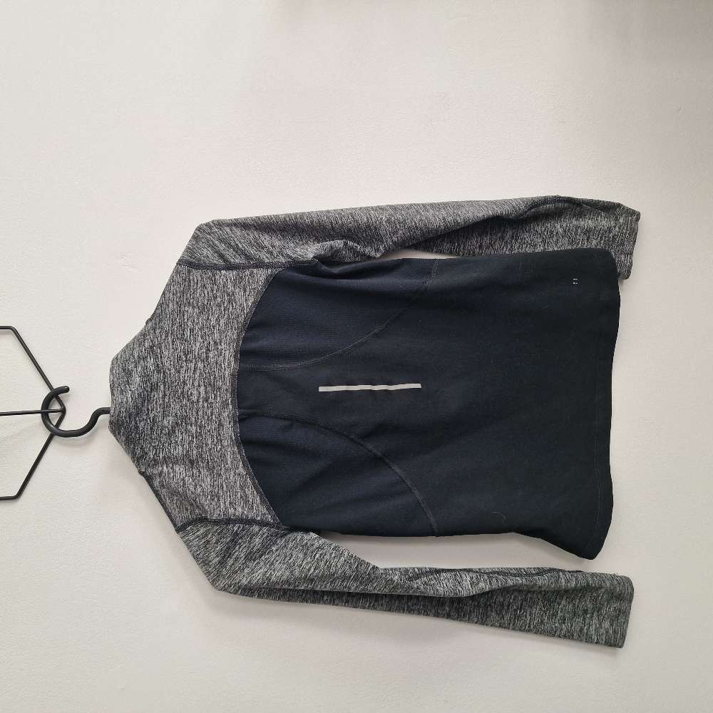 Nike peysa Nr 128-137