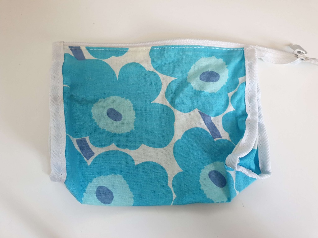 Pieni sininen Marimekko pussukka