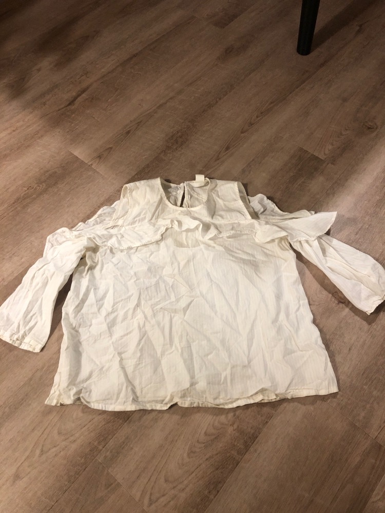 Hvid bluse med flæse 