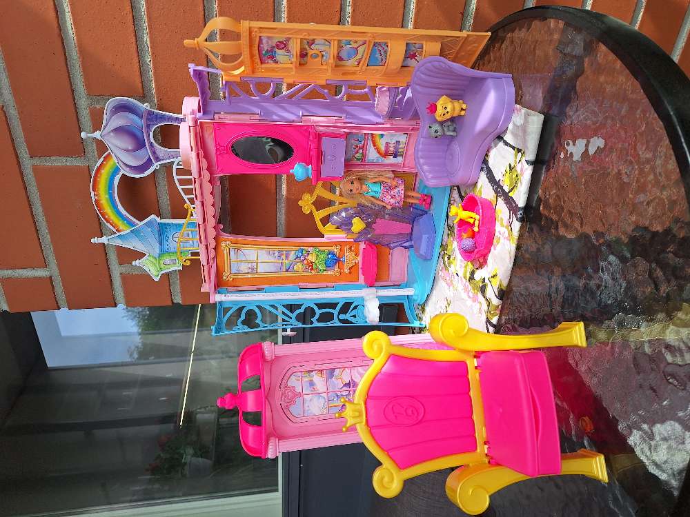 Barbie linna + tavarat + nukke