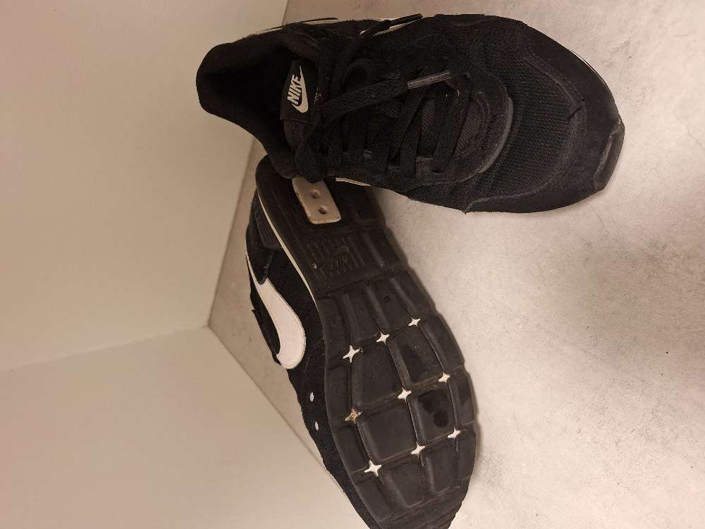 Nike skór m/hvítu 38,5