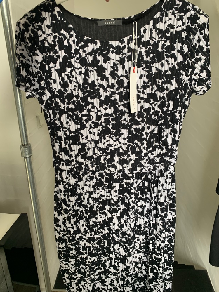 Ny Esprit kjole sort/hvid