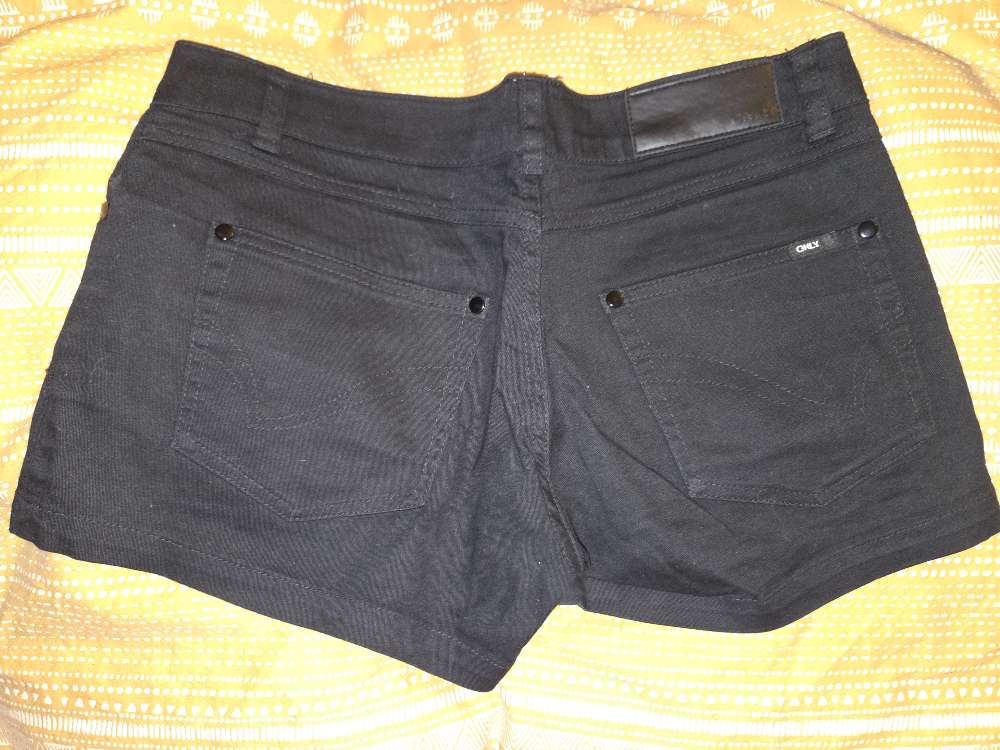Svartar stuttbuxur st.36