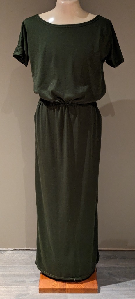 Lang grønn kjole med lommer. Str L. 