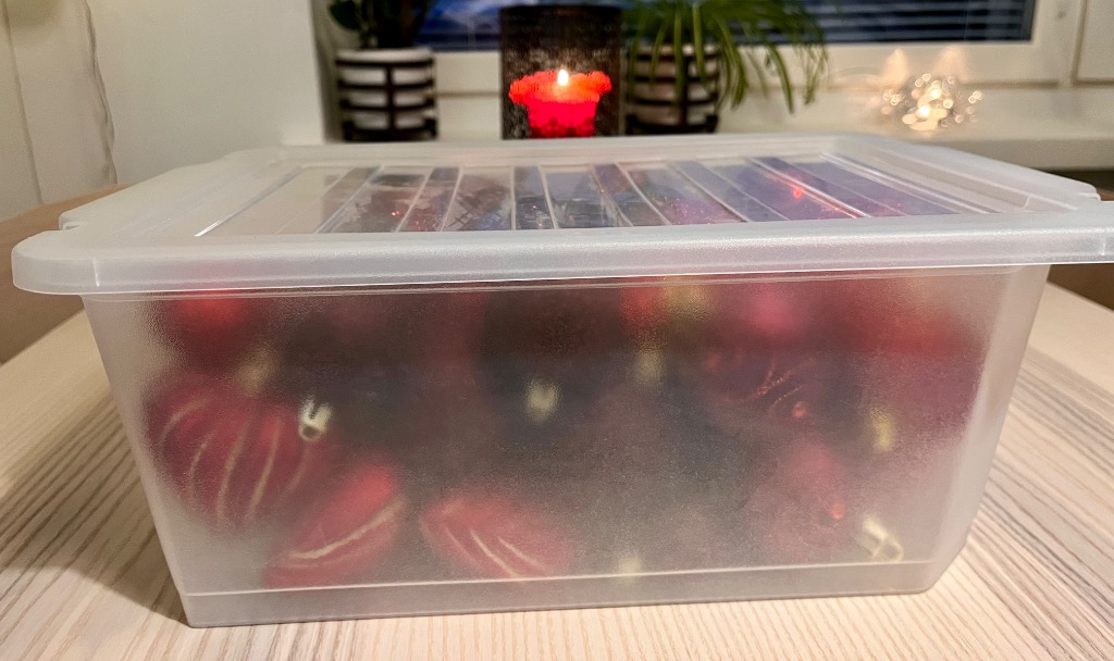 Laatikollinen joulukoristeita