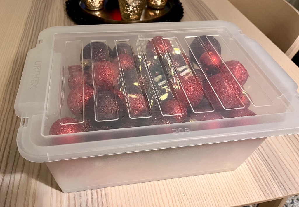 Laatikollinen joulukoristeita