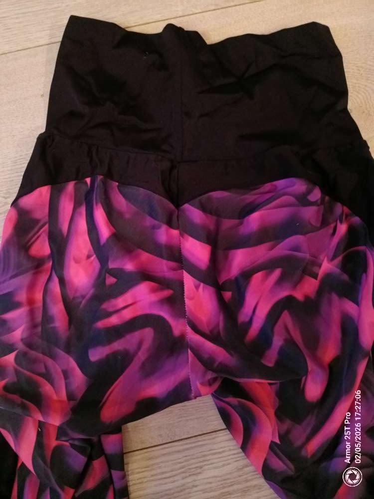 Fjólubleikar buxur. St M