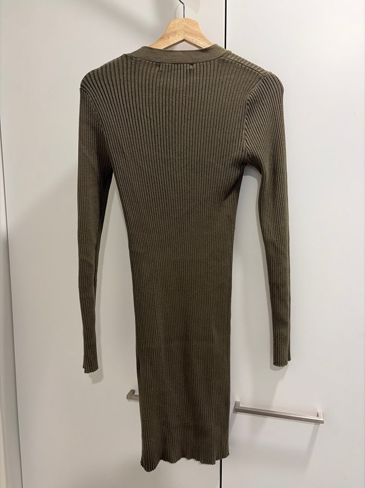 BIKBOK. Tummanvihreä neulemekko napeilla
