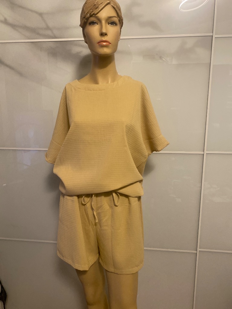 Nytt sett med bluse og shorts