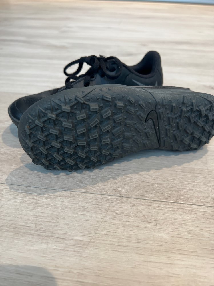 *Nike gervigrasskór st.28,5