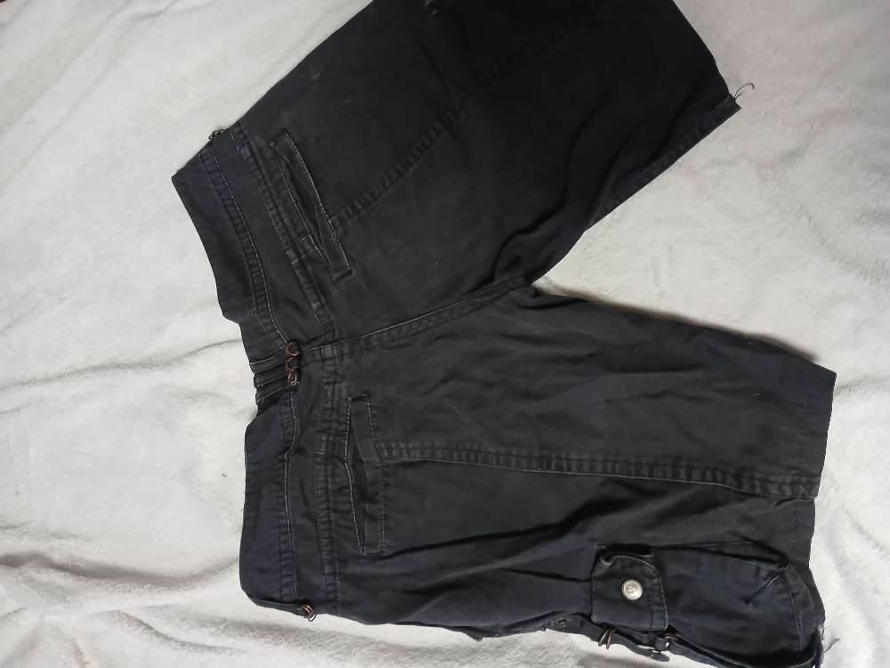 Mustat reisitaskushortsit. M/L