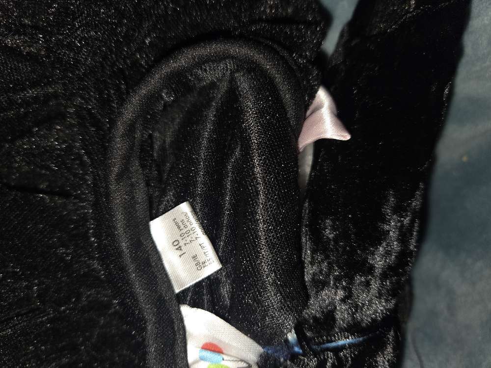 Kisu búningur st. 140 7-10 ára