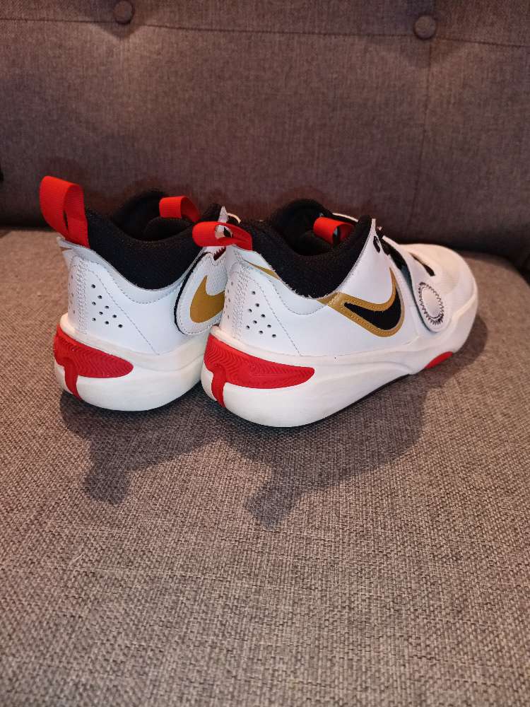 Nike Team Hustle skór St 38,5