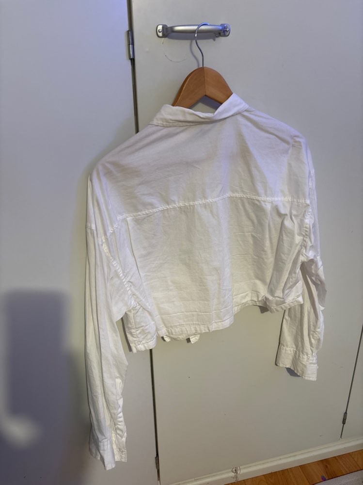 Valkoinen crop-nappipaita