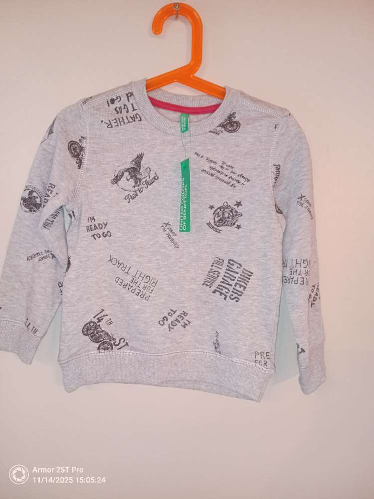 Ónotuð Benetton peysa St 100