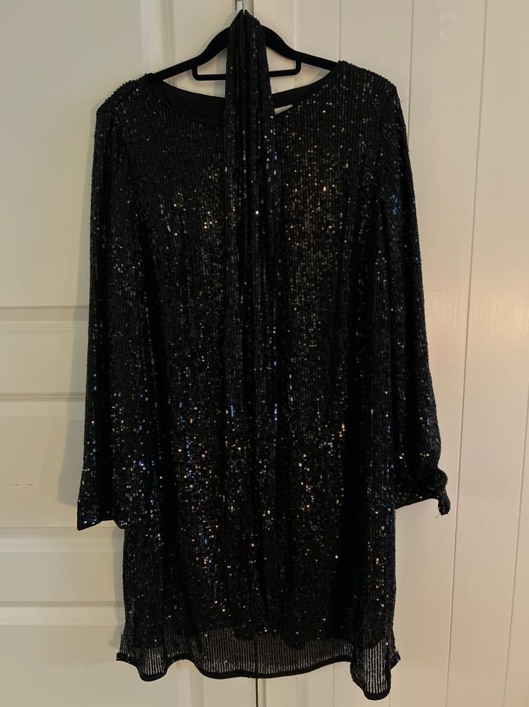 Kjole med paljetter og belte (Mama)