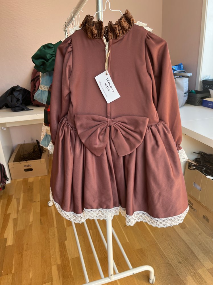 Brown vintage tulle dress (5-6 år)