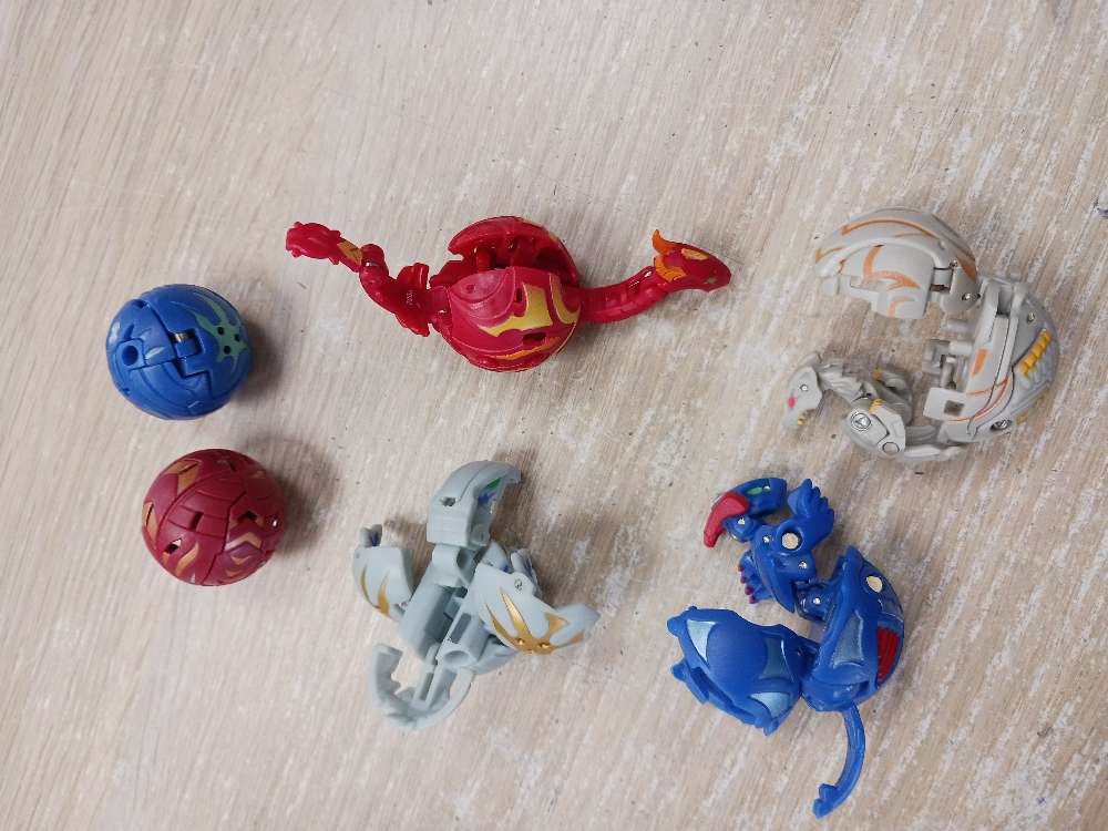 Bakugan pallot ja kortit