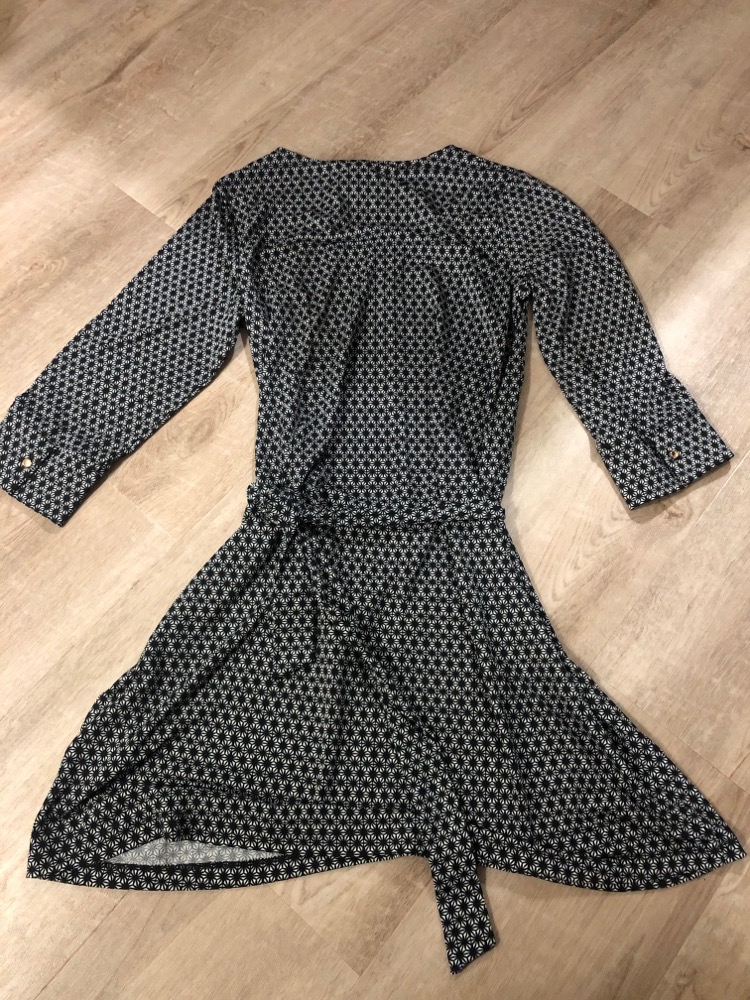 Kjole med sort/hvid mønster og bånd