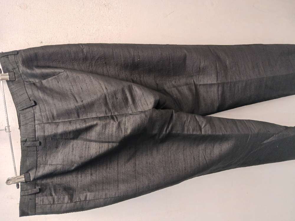 Mustat housut n. XL