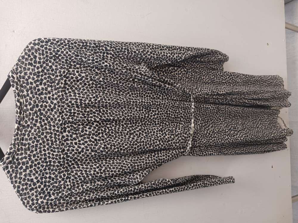 Nanso musta-valkoinen mekko