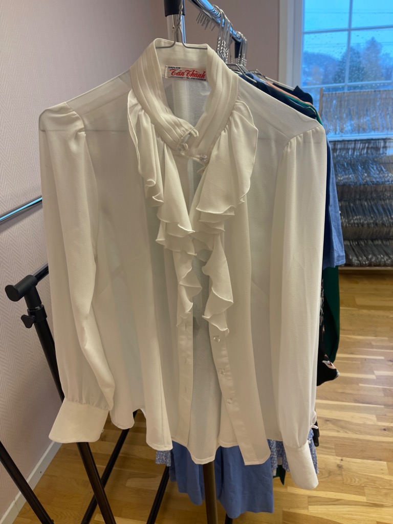 Hvit bluse med pynt foran