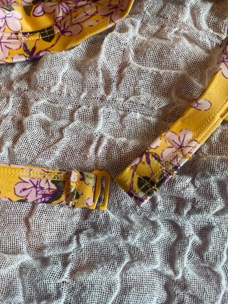 Keltainen bikiniyläosa (S/M)