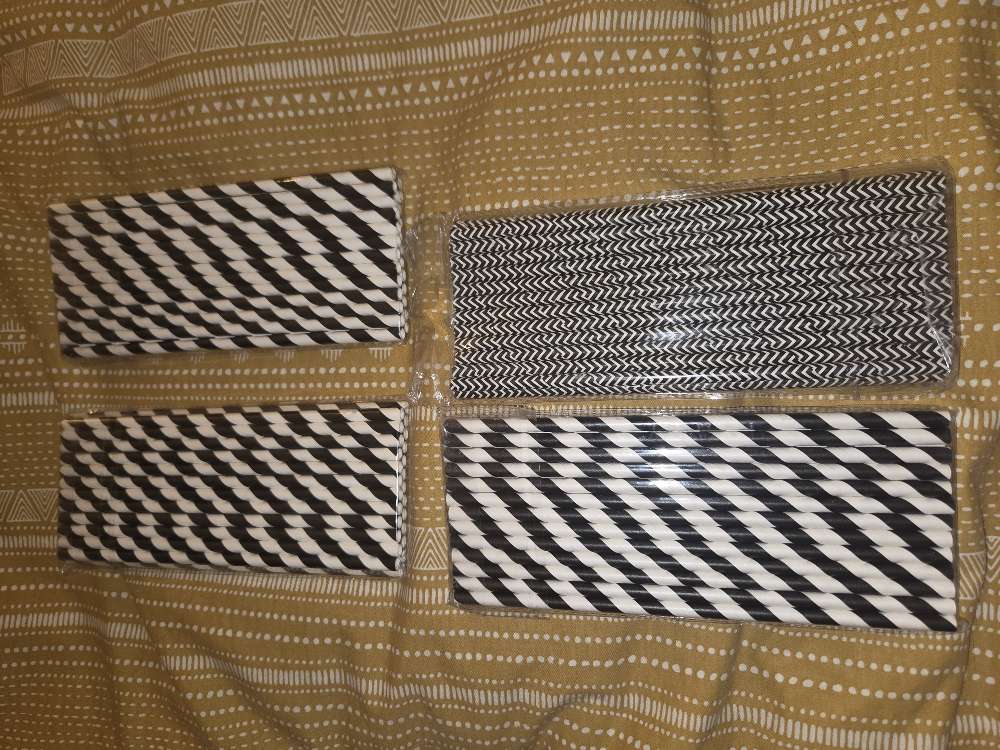 Papparör svar/hvítt nýtt 25stk í pakka