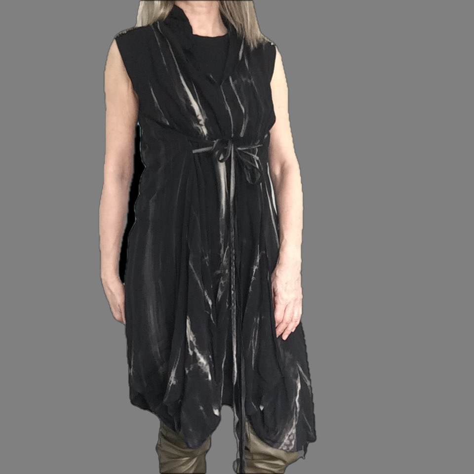 asymmetrisk kjole med metallapplikasjon