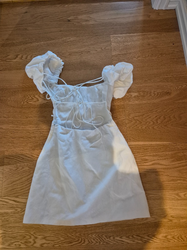 Hvit kjole åpen rygg