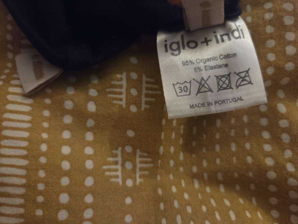 Igló svört ónotuð húfa 