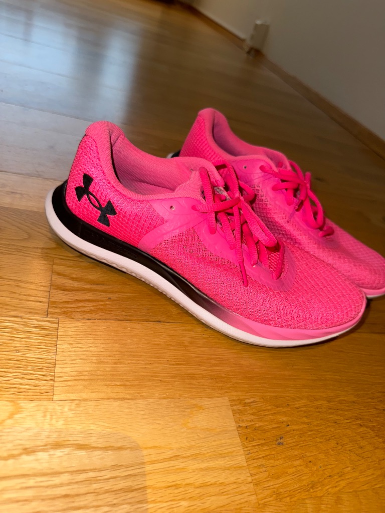 Under armour bleikir skór st. 40