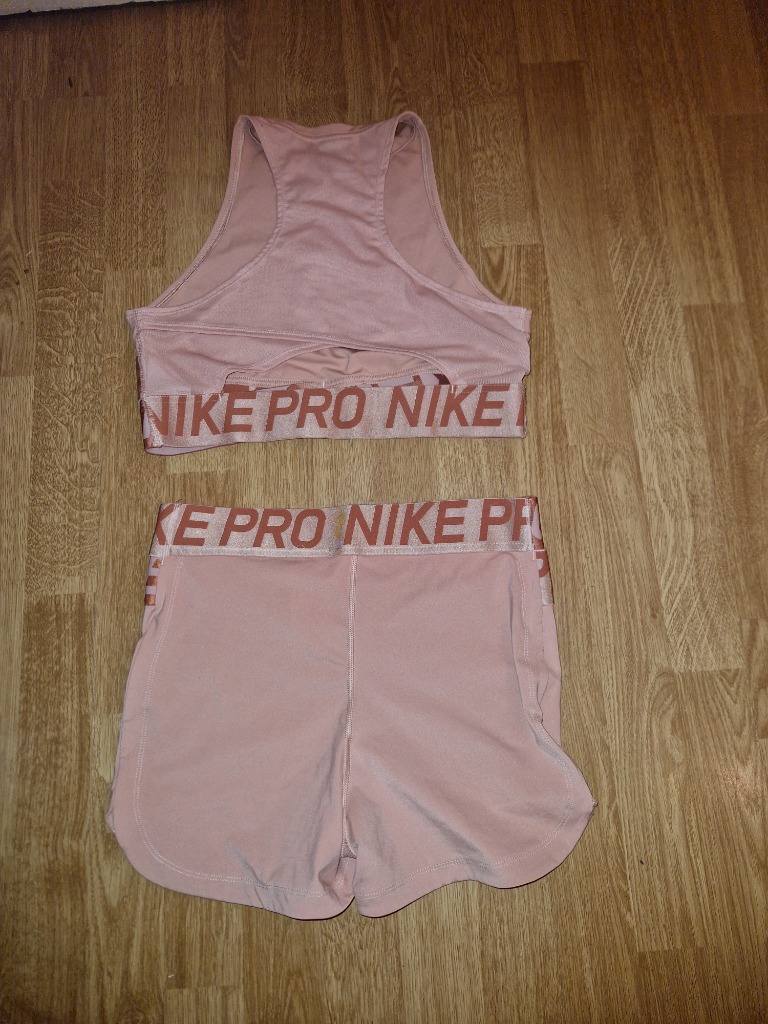 Nike sett buxur og toppur 