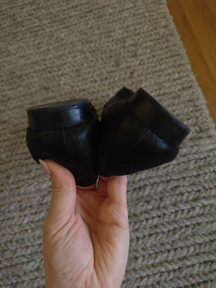 Mustat nahkakengät soljella 39