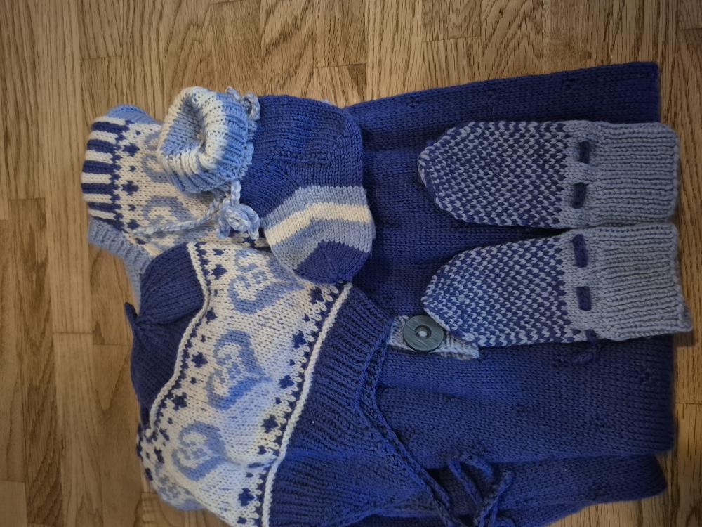 St. Ca 68.Prjóna heilgalli/húfa/sokkar s/vett.