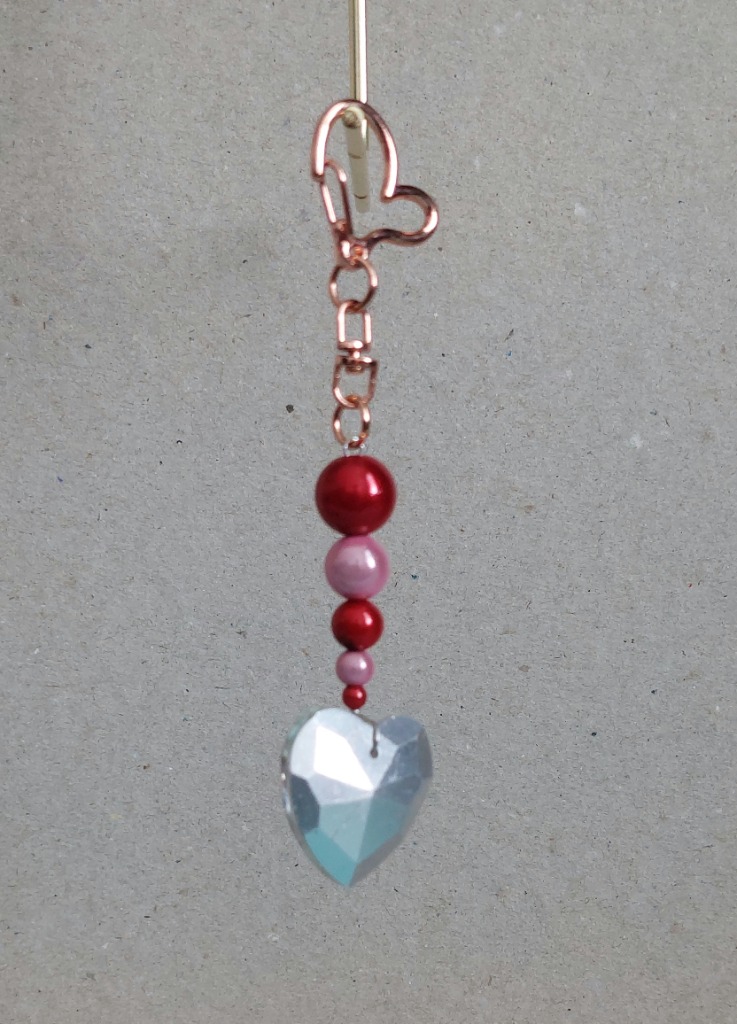 Punainen heijastin avaimenperä sydammel