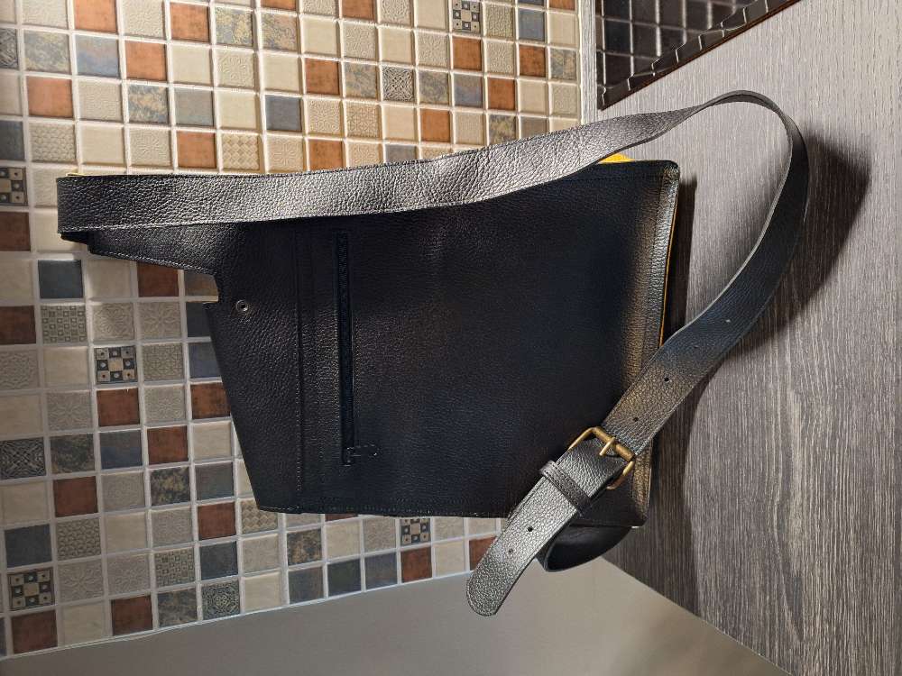 Mustakelt. Kissalaukku (Aitoa nahkaa)