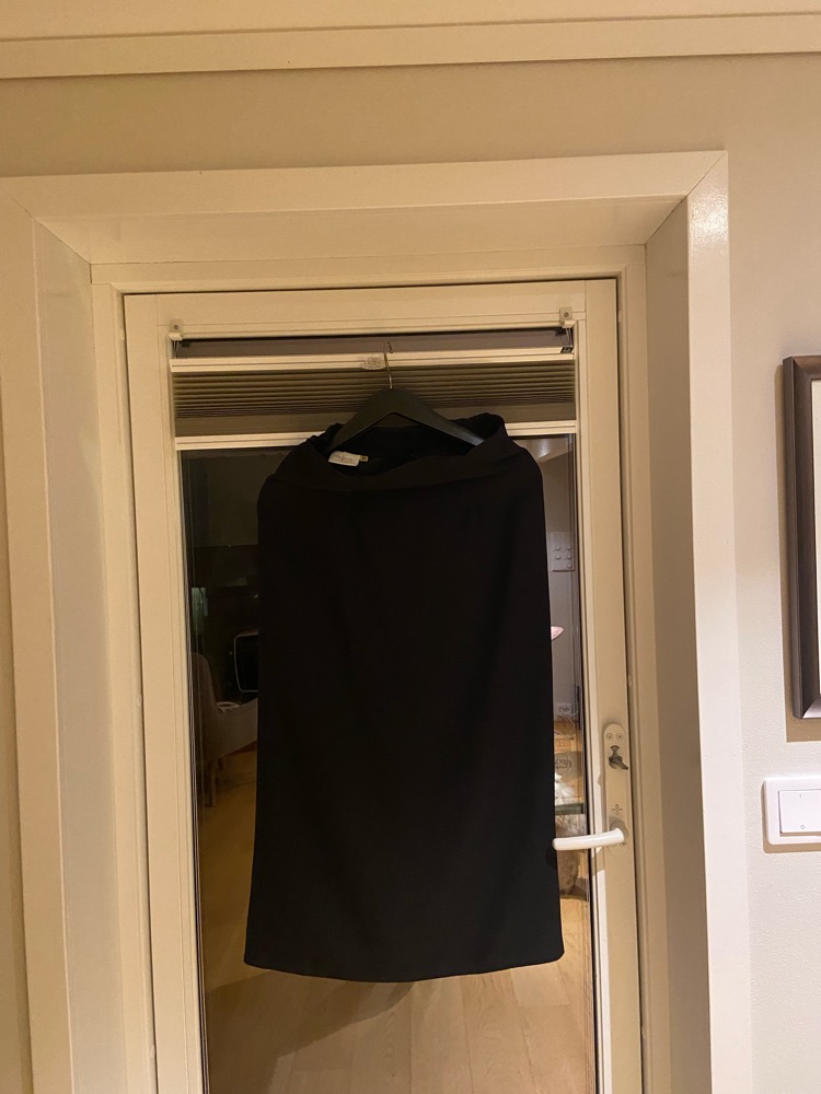 Svart langt skjørt str 36