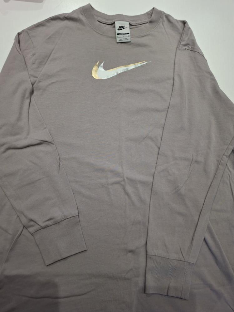 Síð Nike peysa stærð S en víð og meira eins og M
