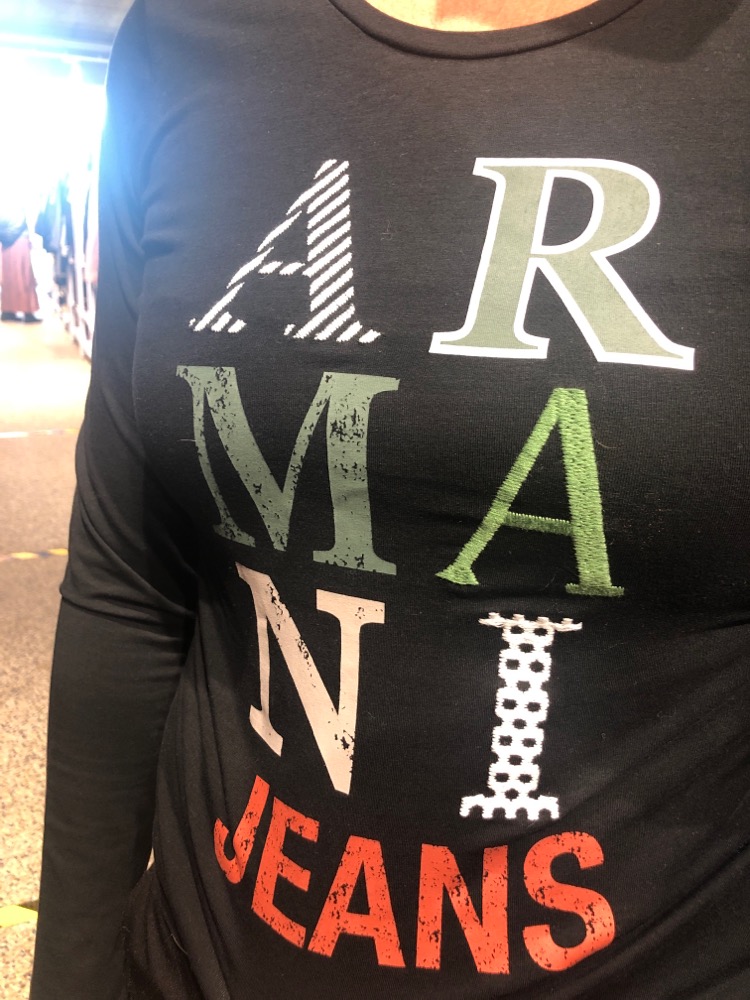 Armani sort trøje med tekst. 